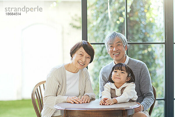 Japanische Familie zu Hause