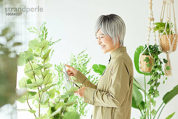 Ältere Japanerin bei der Gartenarbeit