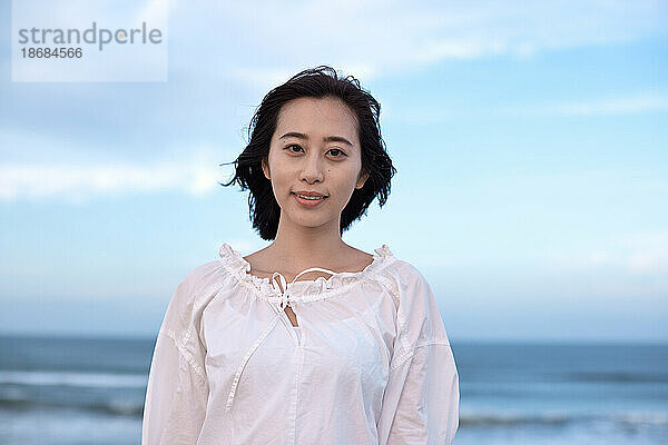 Japanisches Frauenporträt am Strand