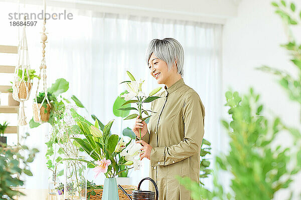 Ältere Japanerin bei der Gartenarbeit