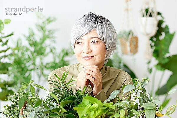 Ältere Japanerin bei der Gartenarbeit