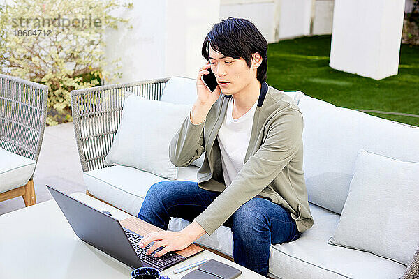 Japaner arbeitet am Laptop