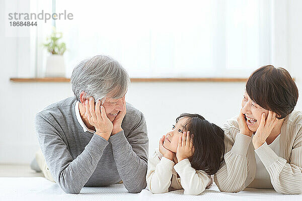 Japanische Familie zu Hause