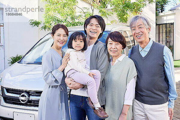 Japanische Familie mit Auto