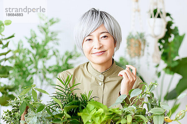 Ältere Japanerin bei der Gartenarbeit