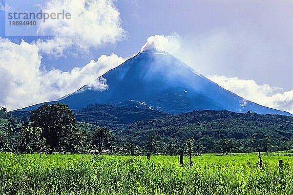 Aktiver Vulkan mit einem Ausbruch im Regenwald  Costa Rica  Mittelamerika