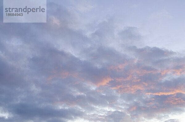 Blauer Himmel und flauschige Wolken. Schöne Wolkenlandschaft Hintergrund. Sonnenlicht auf den Wolken. Blauer Farbverlauf