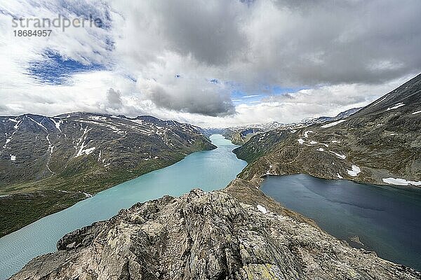 Ausblick auf See Gjende  See Bessvatnet und Berge  Besseggen Wanderung  Gratwanderung  Jotunheimen Nationalpark  Vågå  Innlandet  Norwegen  Europa