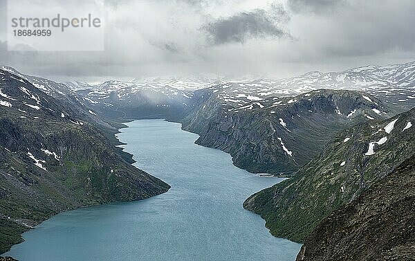 Ausblick auf See Gjende und verschneite Berge  Besseggen Wanderung  Gratwanderung  Jotunheimen Nationalpark  Vågå  Innlandet  Norwegen  Europa