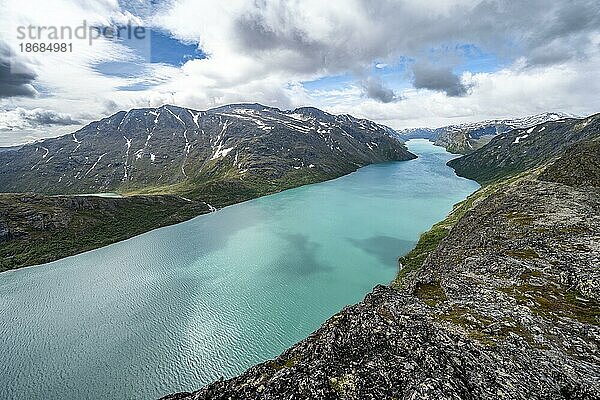 Ausblick auf See Gjende und Berge  Besseggen Wanderung  Gratwanderung  Jotunheimen Nationalpark  Vågå  Innlandet  Norwegen  Europa