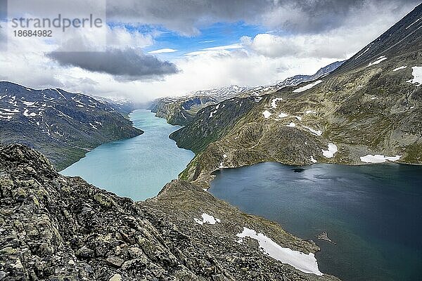 Ausblick auf See Gjende  See Bessvatnet und Berge  Besseggen Wanderung  Gratwanderung  Jotunheimen Nationalpark  Vågå  Innlandet  Norwegen  Europa