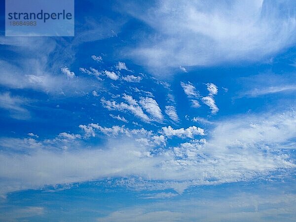 Wolkenformation am Himmel  Hintergrund  Nordrhein-Westfalen  Deutschland  Europa