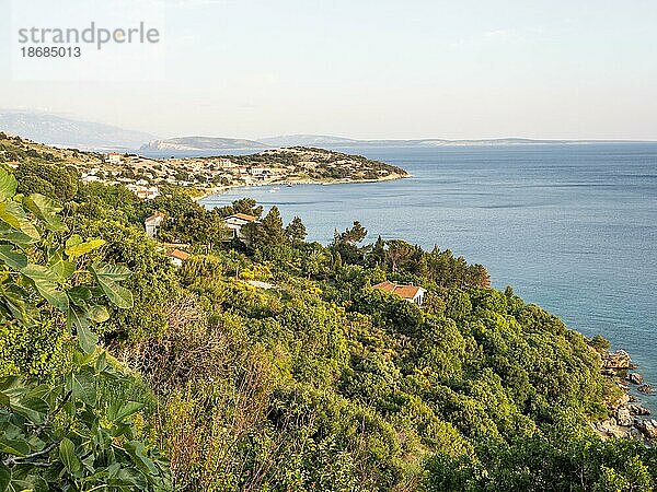 Meeresbucht bei Stara Baska  hinten der Ort Stara Ba?ka  Insel Krk  Kvarner Bucht  Primorje-Gorski kotar  Kroatien  Europa