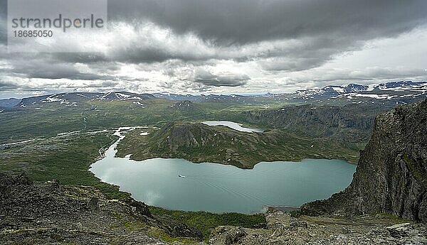 Ausblick auf See Gjende und See Nedre Leirungen  Besseggen Wanderung  Gratwanderung  Jotunheimen Nationalpark  Vågå  Innlandet  Norwegen  Europa