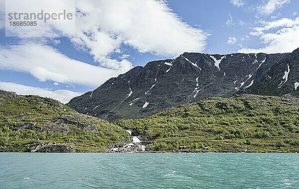 See Gjende mit Bergen und Wasserfall  Jotunheimen Nationalpark  Vågå  Innlandet  Norwegen  Europa