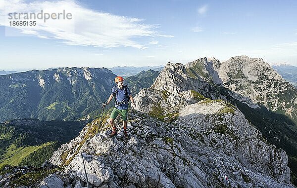 Bergsteiger am Gipfel des Scheffauer  Ausblick auf Hackenköpfe und felsigen Bergkamm des Kaisergebirge  hinten Zahmer Kaiser  Wilder Kaiser  Kitzbühler Alpen  Tirol  Österreich  Europa