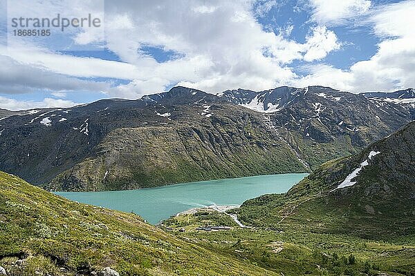 Panorama  Ausblick auf See Gjende bei Memurubu und Berge  Besseggen Wanderung  Gratwanderung  Jotunheimen Nationalpark  Vågå  Innlandet  Norwegen  Europa