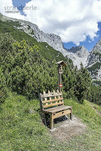Bank und Marterl  Aufstieg zu den Hackenköpfen  Kaisergebirge  Wilder Kaiser  Kitzbühler Alpen  Tirol  Österreich  Europa