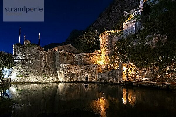 Historische Befestigungen am Südtor mit Zugbrücke aus dem 13. Jahrhundert in Altstadt von Kotor  Montenegro  Europa