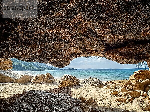 Karsthöhle am Sandstrand beim Campingplatz von Stara Baska  Stara Ba?ka  Insel Krk  Kvarner Bucht  Primorje-Gorski kotar  Kroatien  Europa