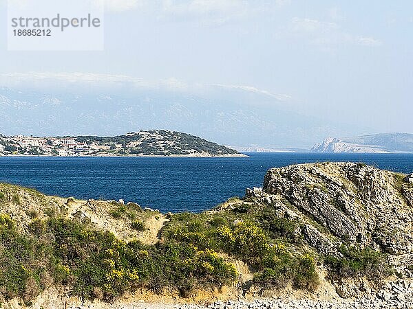 Ausblick auf den Ort Stara Baska  Karstfelsen  Insel Krk  Kvarner Bucht  Kroatirn