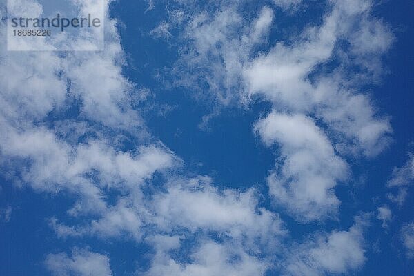 Wolkenformation am Himmel  Hintergrund  Nordrhein-Westfalen  Deutschland  Europa