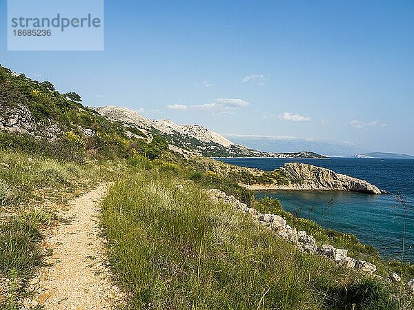 Pfad führt zu einer Bucht mit Karstfelsen  hinten der Ort Stara Baska  Karstfelsen  Insel Krk  Kvarner Bucht  Kroatirn