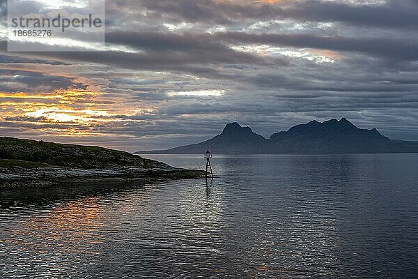 Schäreninsel  Meer und felsige Bergkette  bei Sonnenuntergang  Bodø  Nordland  Norwegen  Europa
