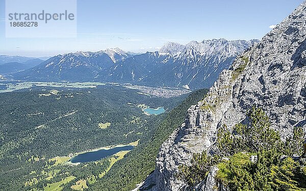 Ausblick auf Ferchensee und Lautersee  Aufstieg zur Oberen Wettersteinspitze  hinten Karwendelgebirge mit Westlicher Karwendelspitze  Wettersteingebirge  Bayerische Alpen  Bayern  Deutschland  Europa