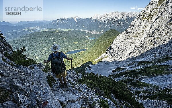 Bergsteiger in einem Kar  beim Aufstieg zur Oberen Wettersteinspitze  hinten Ferchensee und Karwendelgebirge  Wettersteingebirge  Bayerische Alpen  Bayern  Deutschland  Europa
