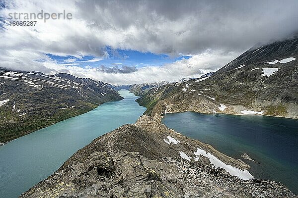 Ausblick auf See Gjende  See Bessvatnet und Berge  Besseggen Wanderung  Gratwanderung  Jotunheimen Nationalpark  Vågå  Innlandet  Norwegen  Europa