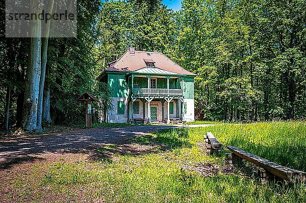 Grünes Haus auf der Jagdanlage Rieseneck im Sommer bei Sonnenschein  Kleineutersdorf  Thüringen  Deutschland  Europa