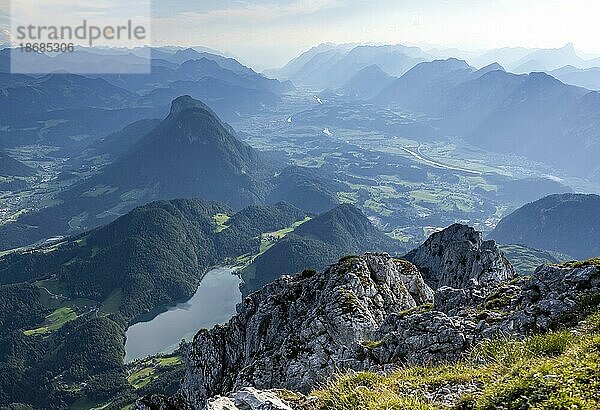 Ausblick vom Gipfel des Scheffauer auf Hintersteiner See und Inntal  Kaisergebirge  Wilder Kaiser  Kitzbühler Alpen  Tirol  Österreich  Europa
