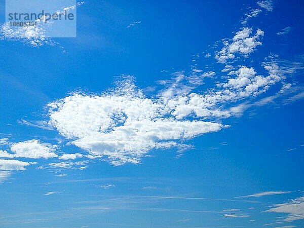 Wolkenformation am Himmel  Hintergrund  Nordrhein-Westfalen  Deutschland  Europa