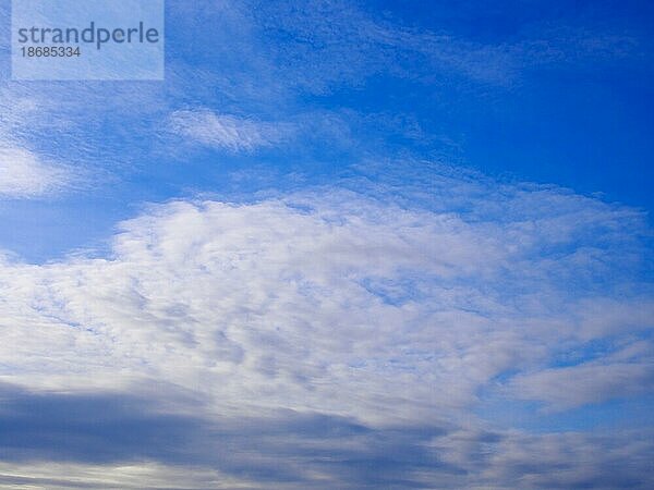 Wolkenformation am Himmel  Hintergrund  Nordrhein-Westfalen  Deutschland  Europa