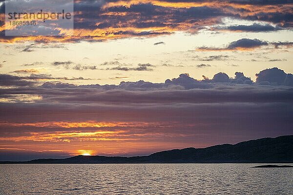 Dramatischer Sonnenuntergang über dem Meer mit Schäreninsel  Bodø  Nordland  Norwegen  Europa