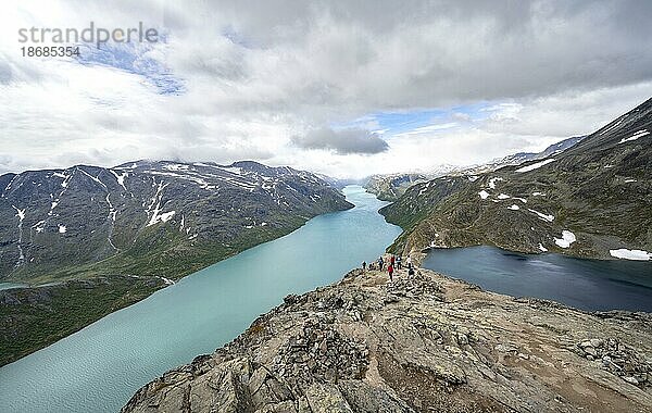 Ausblick auf See Gjende  See Bessvatnet und Berge  Besseggen Wanderung  Gratwanderung  Jotunheimen Nationalpark  Vågå  Innlandet  Norwegen  Europa