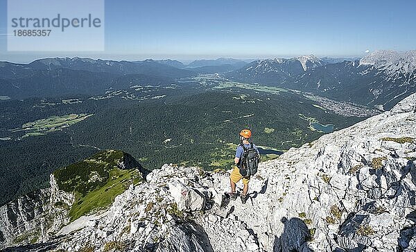Bergsteiger beim Aufstieg zur Oberen Wettersteinspitze  Wettersteingebirge  Bayerische Alpen  Bayern  Deutschland  Europa