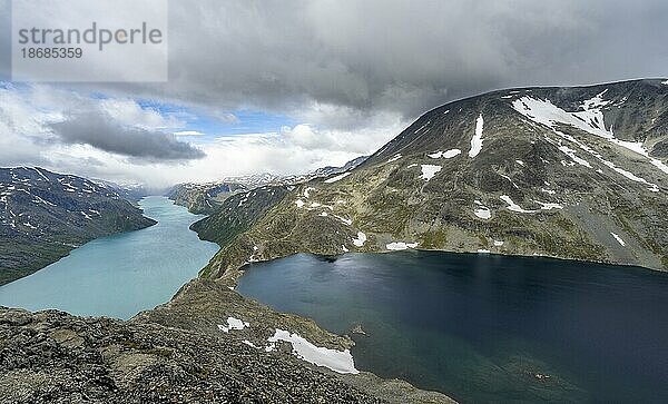Ausblick auf See Gjende  See Bessvatnet und Berge  Besseggen Wanderung  Gratwanderung  Jotunheimen Nationalpark  Vågå  Innlandet  Norwegen  Europa