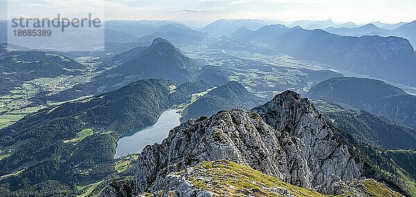 Ausblick vom Gipfel des Scheffauer auf Hintersteiner See und Inntal  Kaisergebirge  Wilder Kaiser  Kitzbühler Alpen  Tirol  Österreich  Europa