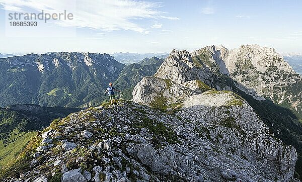 Bergsteiger am Gipfel des Scheffauer  Ausblick auf Hackenköpfe und felsigen Bergkamm des Kaisergebirge  hinten Zahmer Kaiser  Wilder Kaiser  Kitzbühler Alpen  Tirol  Österreich  Europa