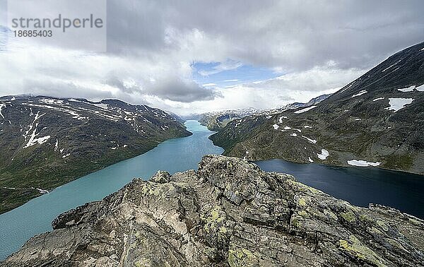 Ausblick auf See Gjende  See Bessvatnet und Berge  Besseggen Wanderung  Gratwanderung  Jotunheimen Nationalpark  Vågå  Innlandet  Norwegen  Europa