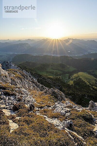 Gipfel des Scheffauer  Ausblick auf Inntal  bei Sonnenuntergang  Sonnenstern  Kaisergebirge  Wilder Kaiser  Kitzbühler Alpen  Tirol  Österreich  Europa