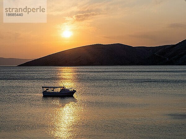 Abendstimmung bei Sonnenuntergang  Boot in der Meeresbucht bei Stara Baska  hinten Karstberge  Insel Krk  Kvarner Bucht  Primorje-Gorski kotar  Kroatien  Europa