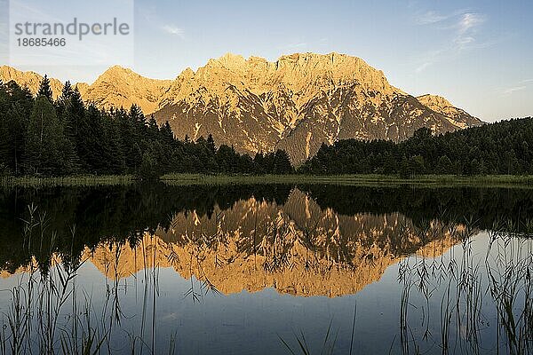 Westliche Karwendelspitze spiegelt sich im Luttensee  bei Sonnenuntergang  Alpenglühen  Karwendelgebirge  Mittenwald  Bayern  Deutschland  Europa