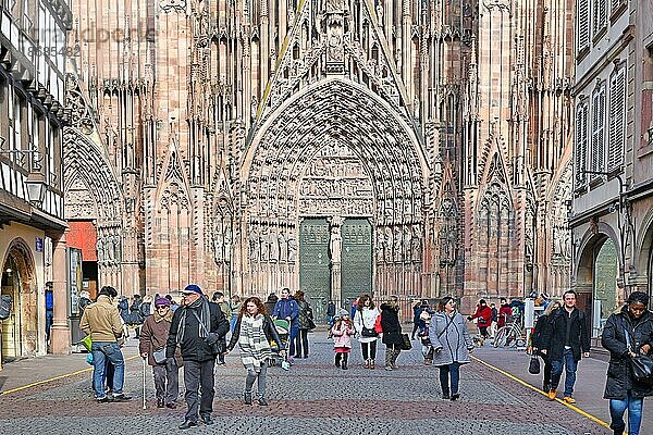 Straße mit Touristen vor dem berühmten Straßburger Münster in Frankreich in romanischem und gotischem Baustil  Straßburg  Frankreich  Europa