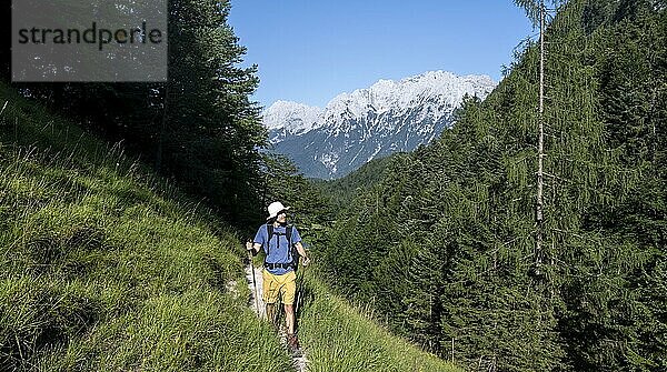 Bergsteiger beim Aufstieg zur Oberen Wettersteinspitze  hinten Karwendelgebirge  Wettersteingebirge  Bayerische Alpen  Bayern  Deutschland  Europa