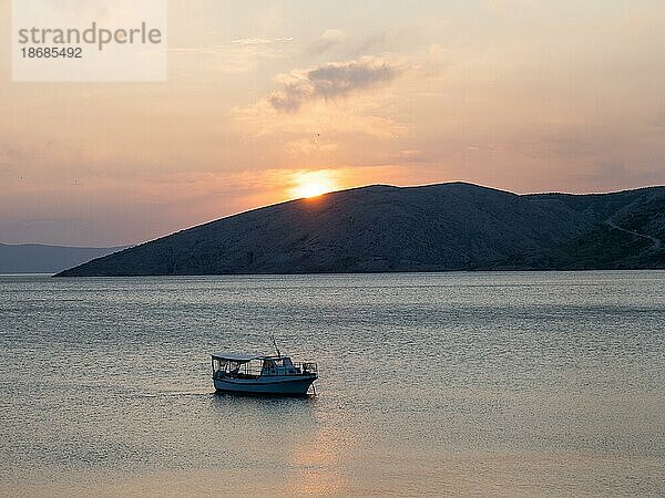 Boot in einer Bucht  Sonnenuntergang hinter Karstbergen  Stara Ba?ka  Insel Krk  Kvarner Bucht  Primorje-Gorski kotar  Kroatien  Europa