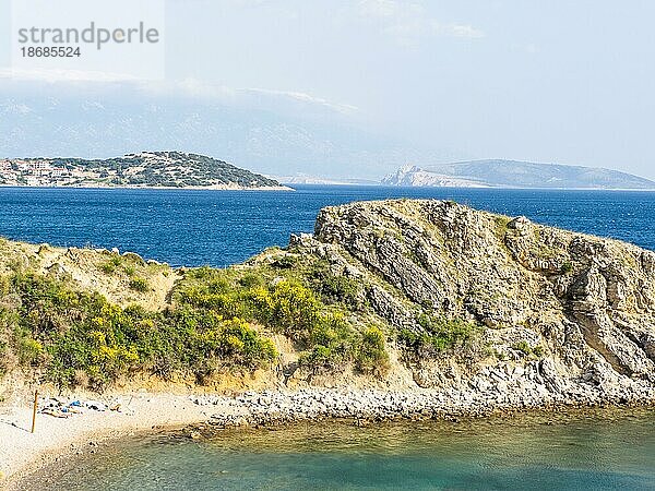 Bucht mit Karstfelsen  hinten der Ort Stara Baska  Karstfelsen  Insel Krk  Kvarner Bucht  Kroatirn