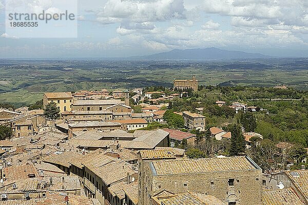 Blick vom Turm des Palazzo dei Priori auf die Dächer von Volterra  Provinz Pisa  Toskana  Italien  Europa